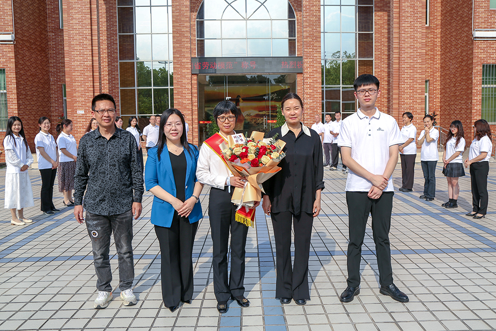 舜華鴨業(yè)質(zhì)量總監(jiān)陳針菊榮獲“湖南省勞動模范”稱號 舜華鴨業(yè)質(zhì)量總監(jiān)陳針菊榮獲“湖南省勞動模范”稱號
