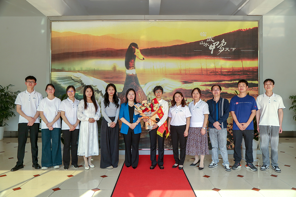 舜華鴨業(yè)質(zhì)量總監(jiān)陳針菊榮獲“湖南省勞動模范”稱號 舜華鴨業(yè)質(zhì)量總監(jiān)陳針菊榮獲“湖南省勞動模范”稱號